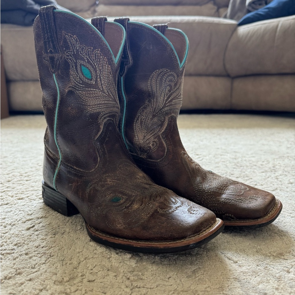 Ariat Youth size 4 Western Cowgirl Boots with Embroidered Design